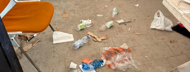 Blitz allo stadio: bottiglie rotte e rifiuti in tribuna e nel box stampa a Saronno