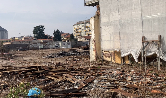 Il cortile dell’edificio che si affaccia su via Dante è stato ripulito e sgomberato, gli accessi all’immobile sono stati blindati  