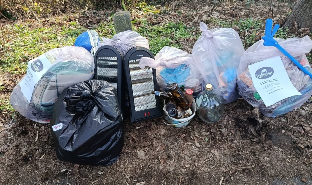 Alcuni dei sacchi raccolti dai volontari