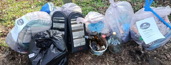 Un indizio nella discarica selvaggia: caccia agli incivili