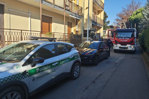 Non apre le finestre, i vicini lanciano l'allarme: salvata