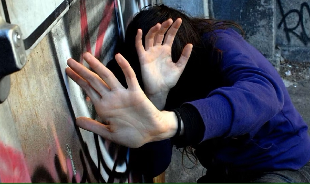 Una donna di 26 anni è stata aggredita dall’ex la sera di San Valentino: l’uomo ha tentato di strangolarla