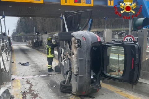 Auto si ribalta, paura al casello di Gallarate