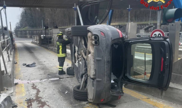 Auto si ribalta, paura al casello di Gallarate