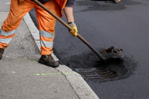Buche e asfalto dissestato: 2 milioni di euro per riparare le strade