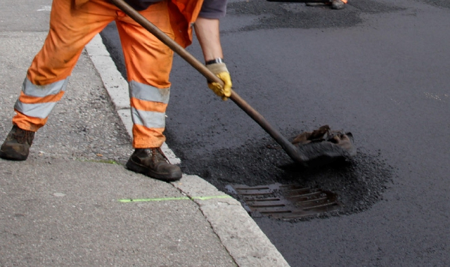 Buche e asfalto dissestato: 2 milioni di euro per riparare le strade