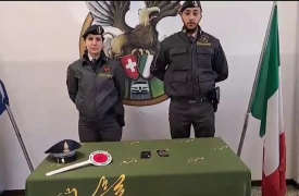 Nasconde auricolare sotto la lingua all’esame per la patente