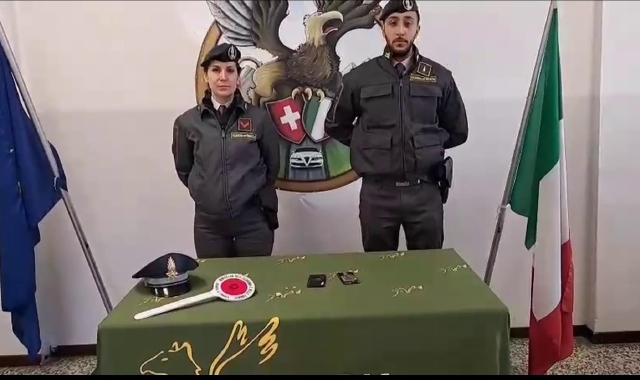 Nasconde auricolare sotto la lingua all’esame per la patente