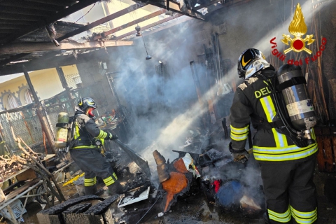 Incendio di un box: timori per l’amianto