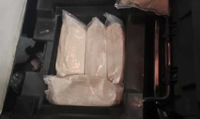 In dogana con 5 chilogrammi di cocaina nel doppiofondo