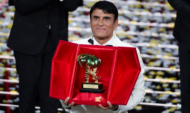 Sal Da Vinci con il Leone d’Oro  (foto Ettore Ferrari/ANSA)