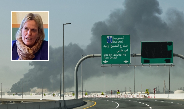 Una colonna di fumo si alza dal porto di Jebel Ali, a Dubai, in seguito a un presunto attacco iraniano (foto Fadel Senna/AFP). Nel riquadro, Paola Reguzzoni