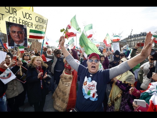 Migliaia in corteo a Parigi contro il regime di Teheran