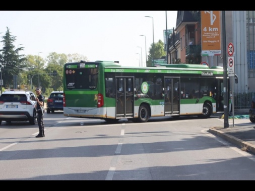 Autobus travolge una moto in centro a Milano, 4 feriti