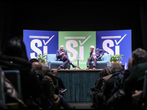 Al via la maratona oratoria per il sì al referendum in piazza Cavour a Roma