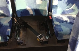 Vandali sul bus: sradicata la seduta di un sedile