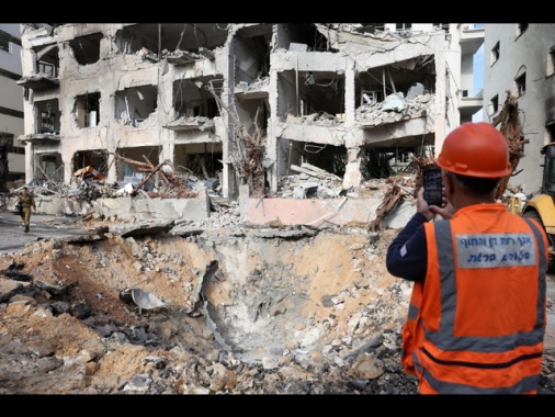 Polizia Tel Aviv, 'l'Iran ha colpito i civili con bombe a grappolo'