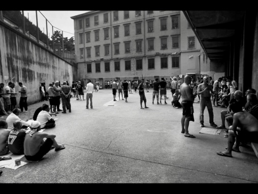 Aumentano i detenuti e le morti in carcere, in calo i suicidi