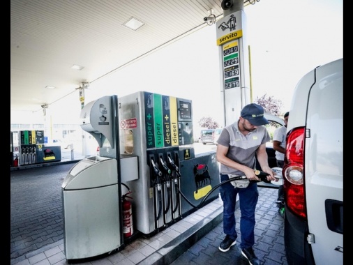 Assoutenti prepara esposto ad Antitrust sui prezzi dei carburanti