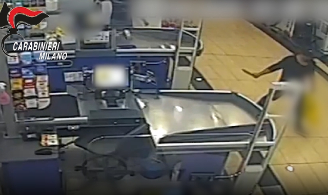 Un’immagine del video che ritrae i rapinatori in azione al supermercato