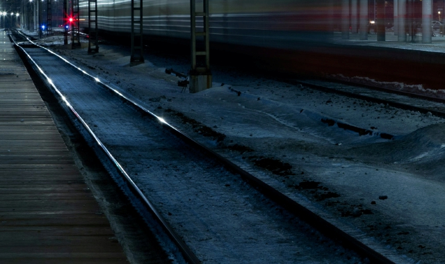 Operaio italiano urtato da un treno merci: è grave