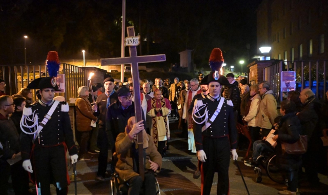 Via Crucis con Delpini, in 1.500 a Varese