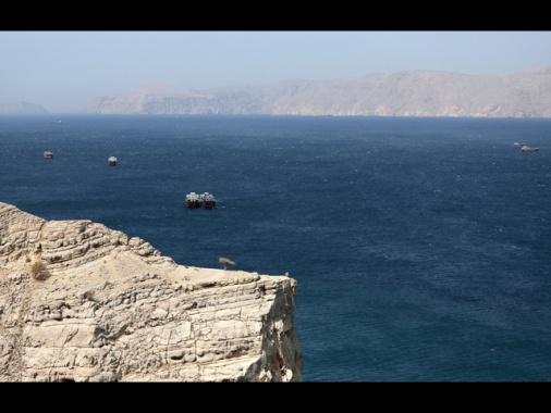 Emirati, affondato rimorchiatore a Hormuz 3 marinai dispersi