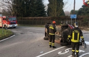 Auto abbatte cartello e si ribalta