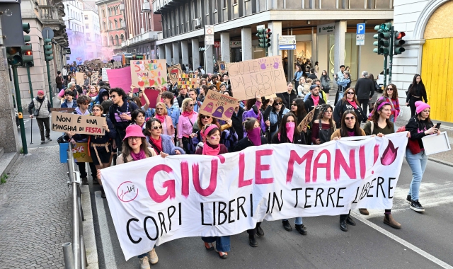 Il corteo nel centro storico di Varese  (foto Angelo Puricelli)