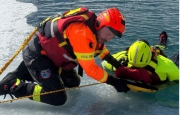 Operaio cade nel lago gelato, ma è un’esercitazione