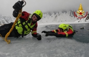 Operaio cade nel lago gelato, ma è un’esercitazione