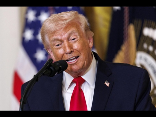 Trump, 'navi tirino fuori le palle e attraversino Hormuz'