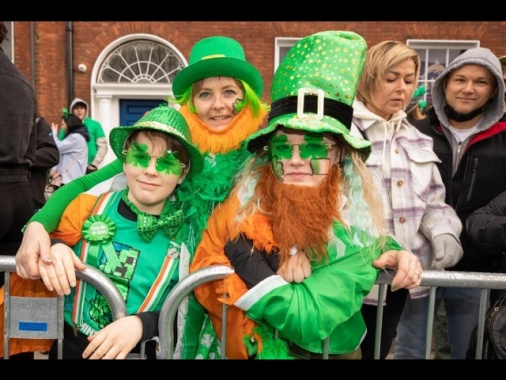 Irlanda in festa per San Patrizio ma tutto il mondo si tinge di verde