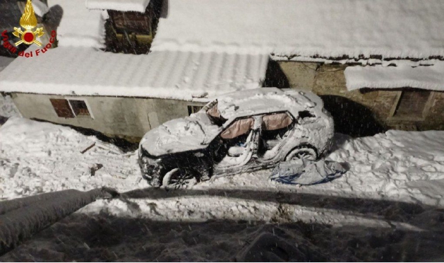 L’auto finita fuori strada