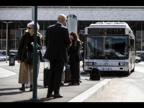 Quasi 7 italiani su 10 non usano l'autobus, Italia penultima in Ue