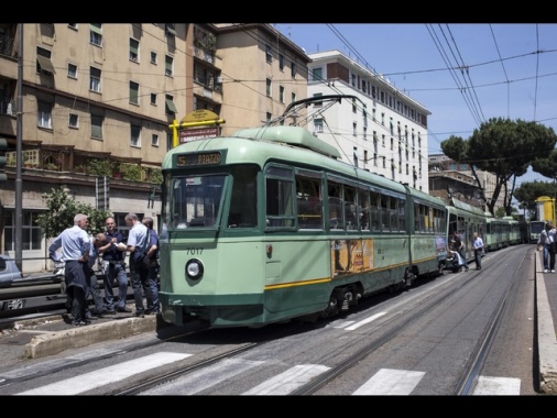 Tamponamento fra due tram a Roma, 10 feriti lievi