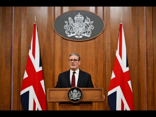 Starmer, la riapertura di Hormuz non può essere affidata a una missione Nato