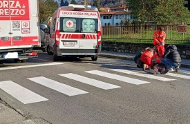 Investito sulle strisce pedonali a Cocquio