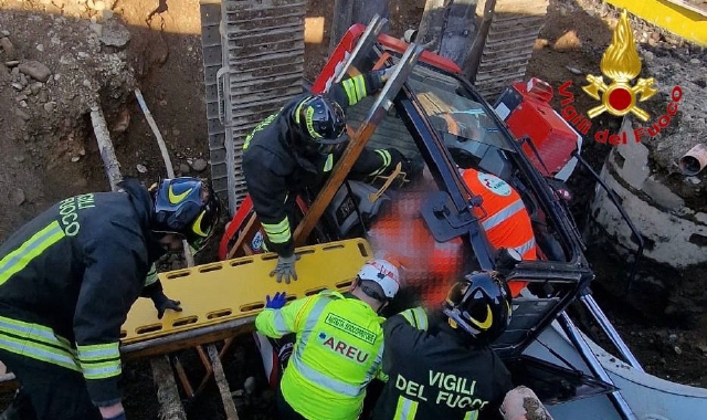 Cade in un fosso con la ruspa: soccorso operaio