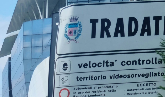 Segnali stradali rovinati o senza indicazioni per raggiungere il centro o i parcheggi: il Comune assicura di procedere alla sistemazione