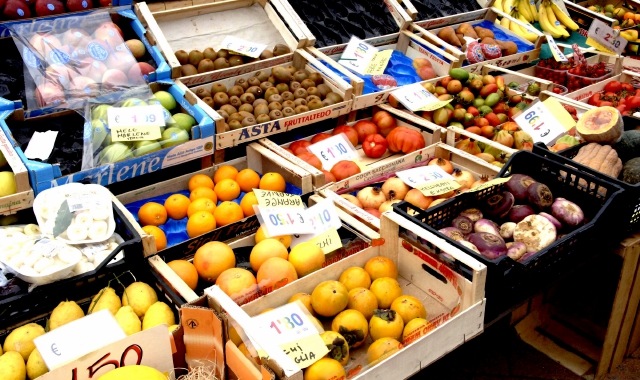 Arona, troppo caos: minimarket chiuso di sera