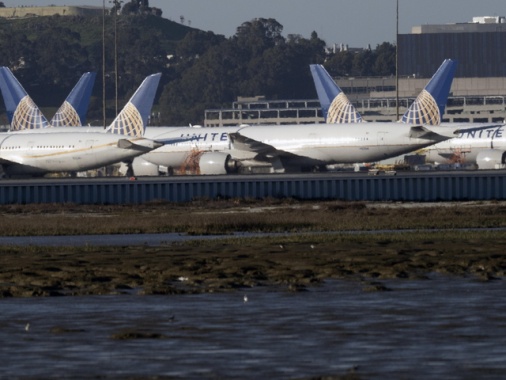 United Airlines taglia voli, 'carburante schizzato per la guerra all'Iran'