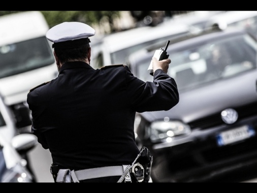 Scontro fra auto e microcar a Roma, muore un 17enne