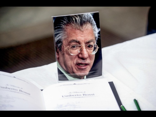 Misure di sicurezza e maxischermo, solo 400 in chiesa per i funerali di Bossi