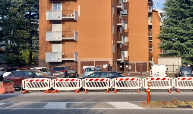 A lato le transenne posizionate dalla polizia locale in via don Minzoni dopo il pressing dei residenti:  le auto parcheggiate  chiudevano gli ingressi
