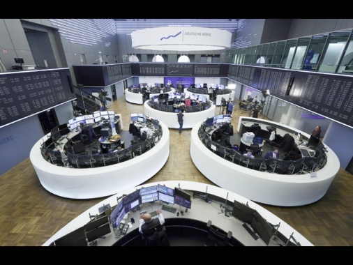 Borsa: Europa inverte rotta con Francoforte a +3%, giù petrolio