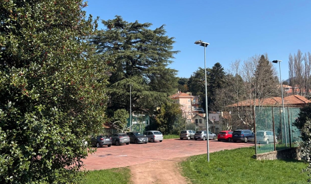 Il campetto-parcheggio in via Virgilio, di fronte alla chiesa di Sant’Ambrogio