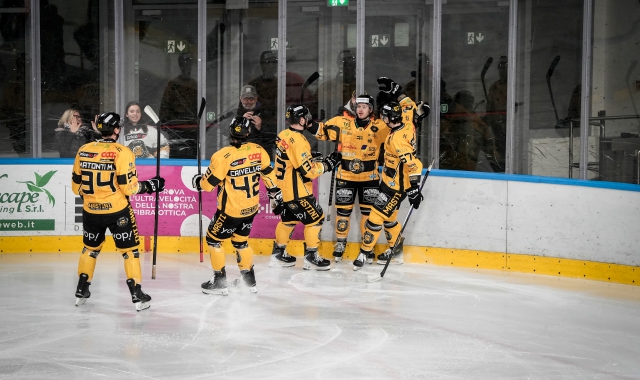 Passerella dei Mastini per salutare i tifosi