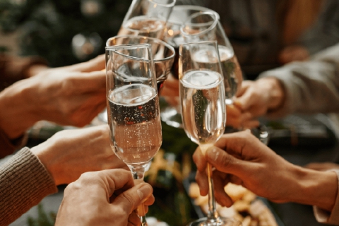 Brinda alla pensione. E perde la patente