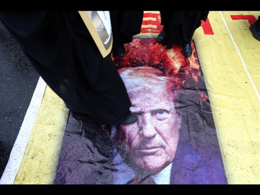 Iran deride Trump, 'siete così nei guai che negoziate con voi stessi'